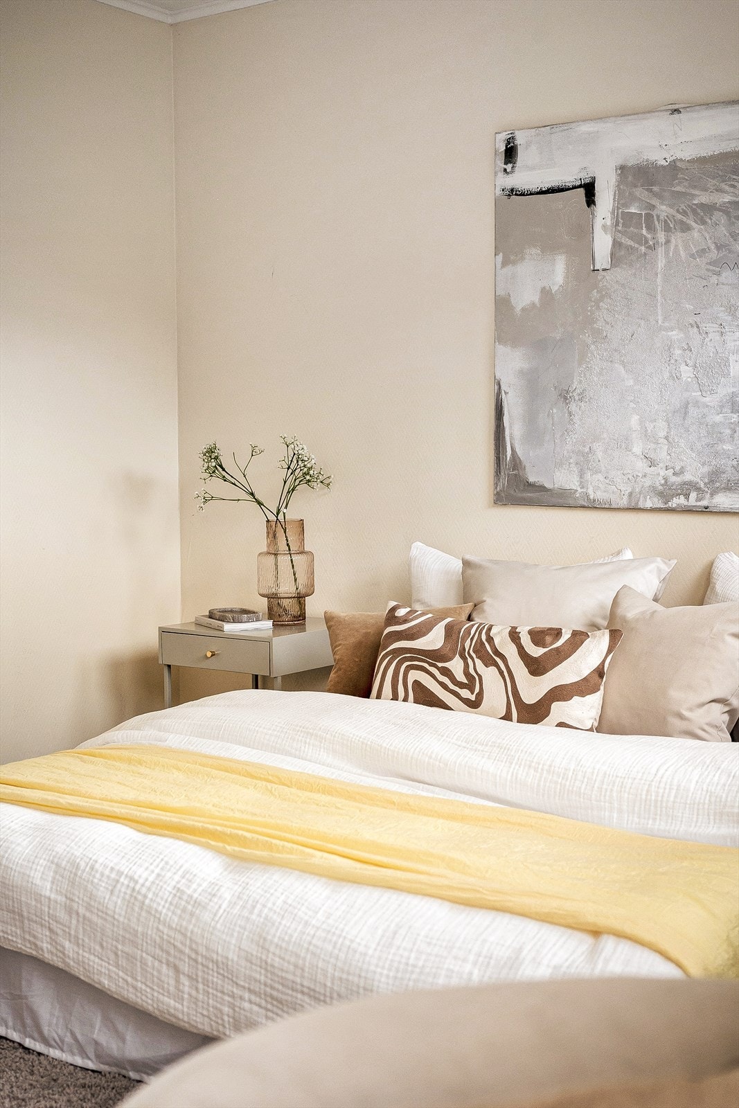 Myke tekstiler og varme farger gir soverommet et lunt og harmonisk uttrykk. Galleribilde