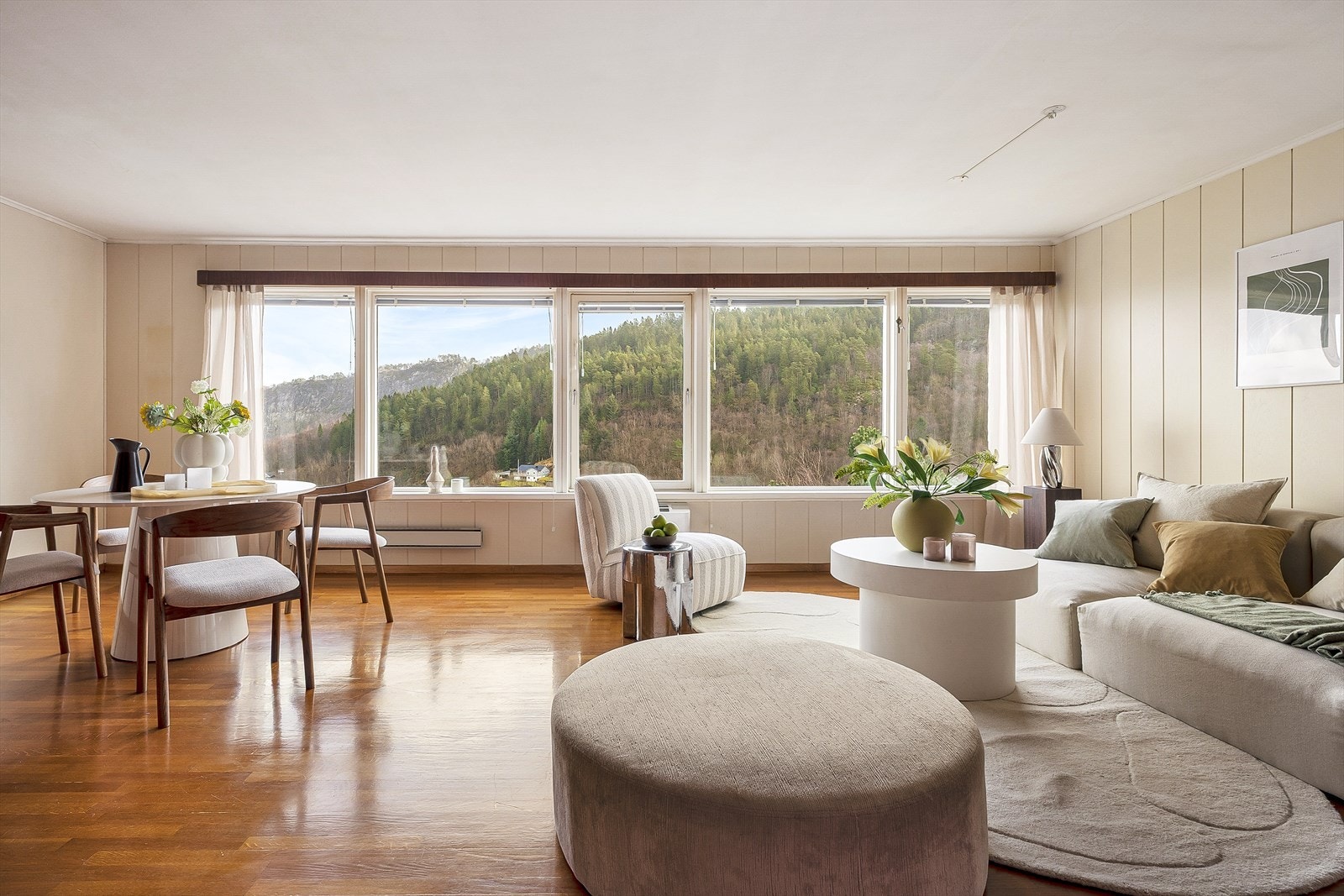 Stuen har store vinduer som gir rikelig med naturlig lysinnslipp Galleribilde