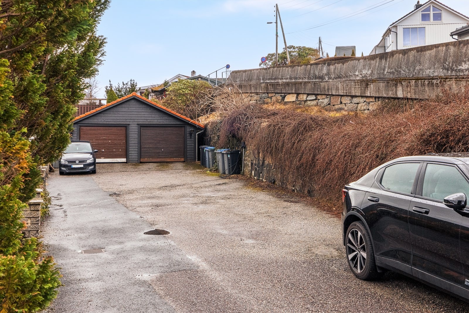 Parkeringsplass like ved boligen. Venter på oppmerking av faste plasser. Galleribilde