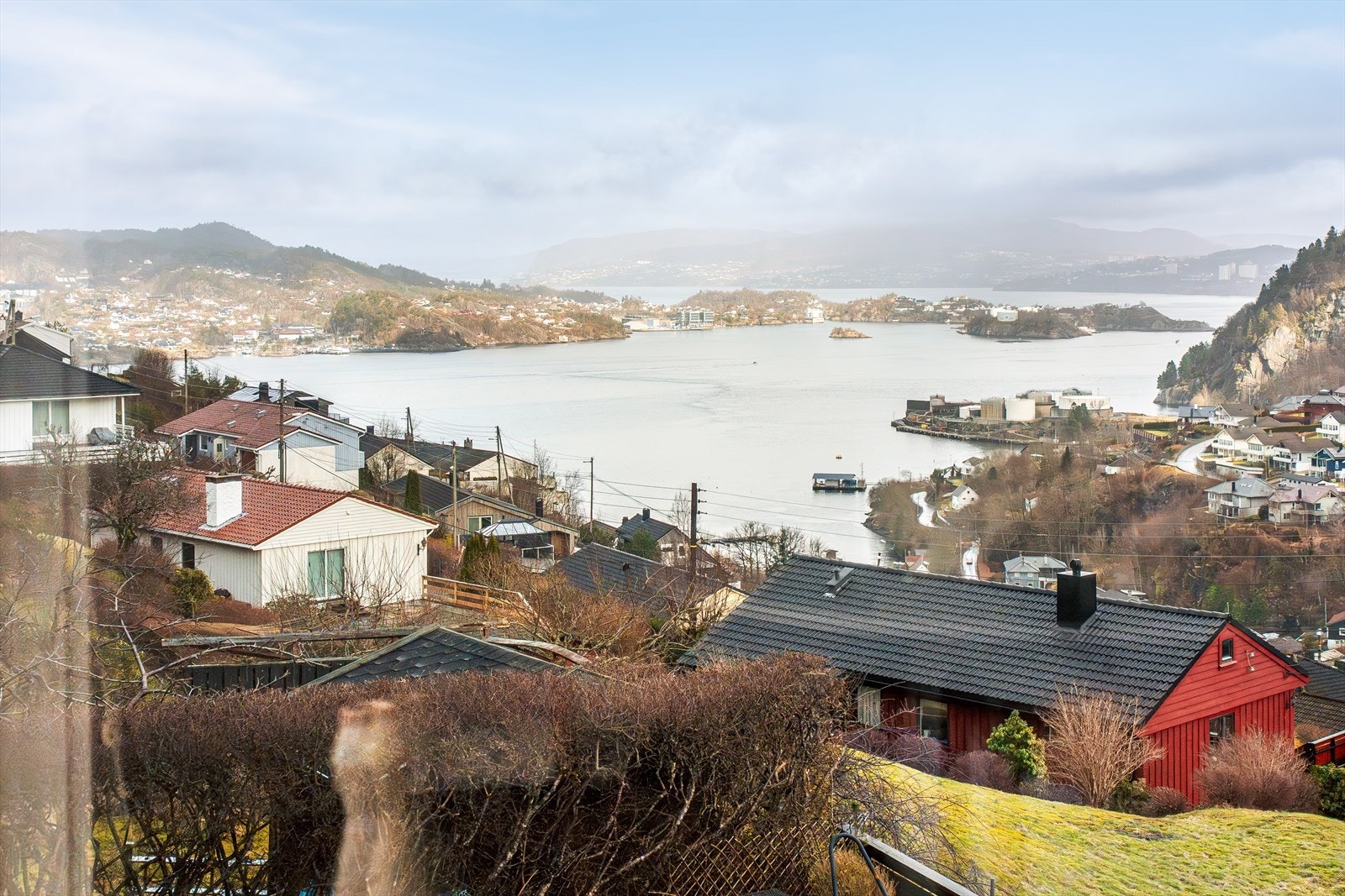 Utsikten strekker seg vidt utover landskapet og gir et vakkert skue mot sjø og natur - en utsikt som virkelig kan nytes året gjennom. Galleribilde