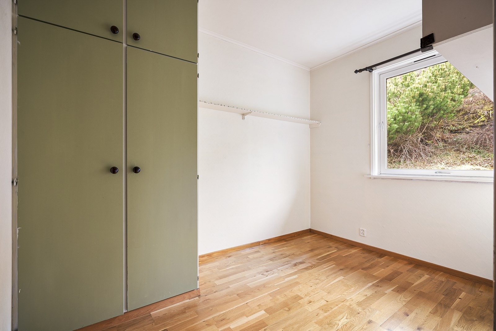 I boligens 1. etasje finner du et soverom på ca. 6,5 m². Galleribilde