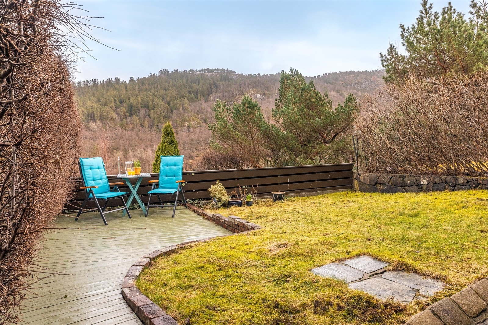 Boligen har hage på forsiden med direkte utgang fra hovedsoverommet. Galleribilde