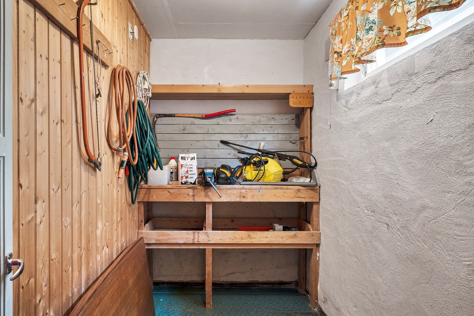 Fra vaskerommet er det direkte inngang til bod. I tillegg ligger det en tilsvarende bod vegg i vegg. Galleribilde