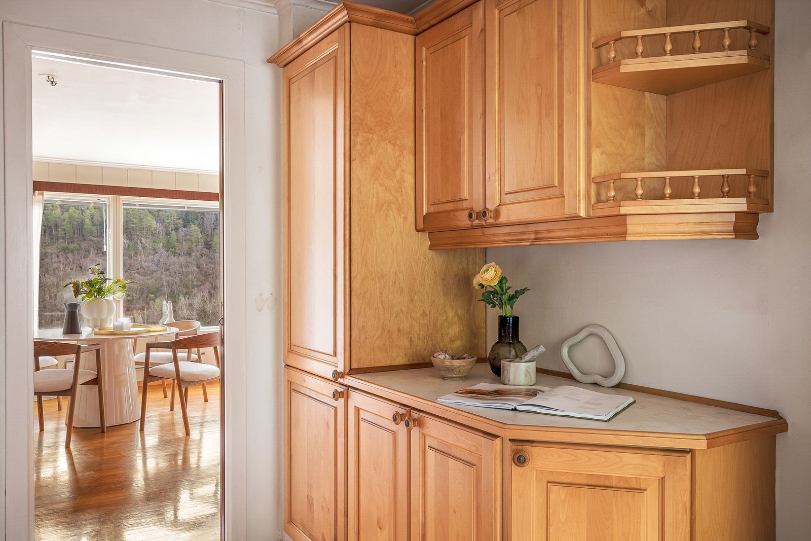 Kjøkkenet ligger med direkte inngang fra stuen Galleribilde