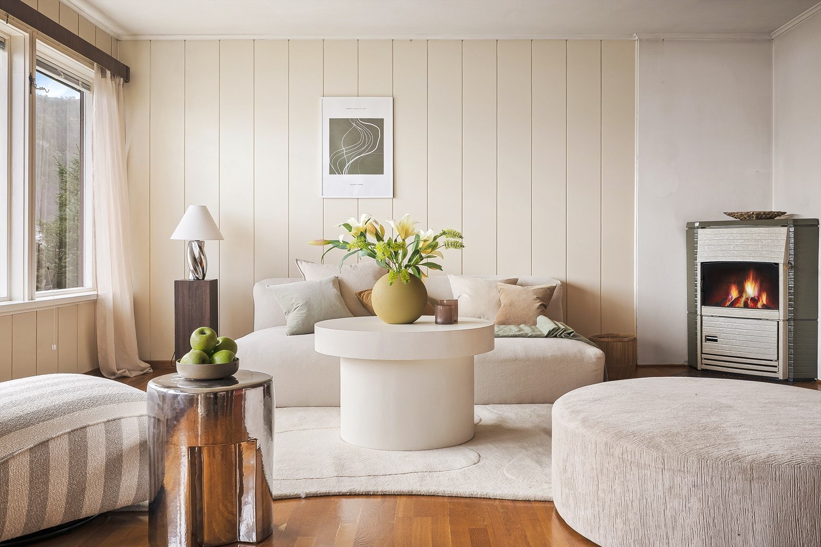 Boligen har en eldre peis som varmer godt gjennom høst- og vintermånedene, og som ved behov kan oppgraderes til en mer moderne løsning. Galleribilde