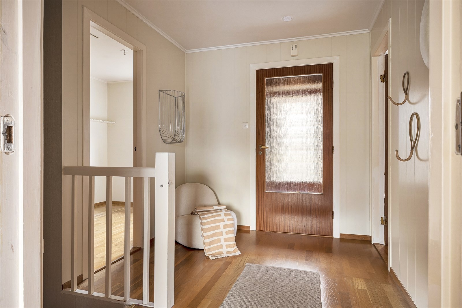 Gangen er lys og romslig, med tilgang til soverom, kjøkken og trappen som fører ned til underetasjen. Galleribilde