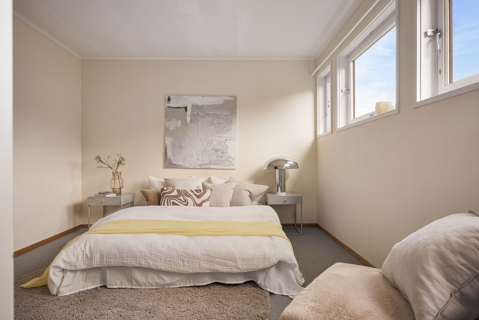 Hovedsoverommet er på ca. 14,2 m² og fremstår lyst og romslig med rikelig naturlig lys. Galleribilde