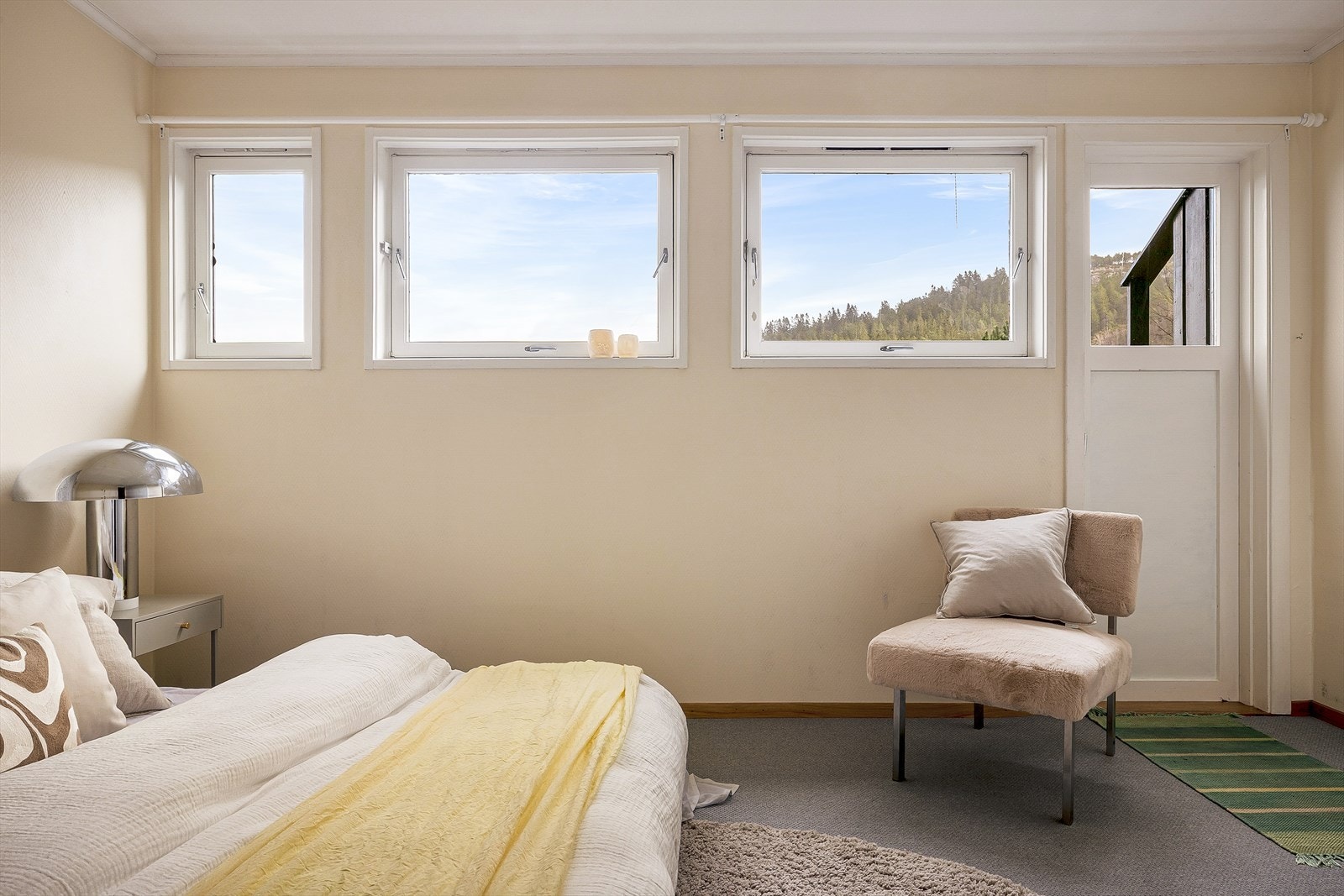 Hoved soverommet har direkte utgang til hagen. Galleribilde