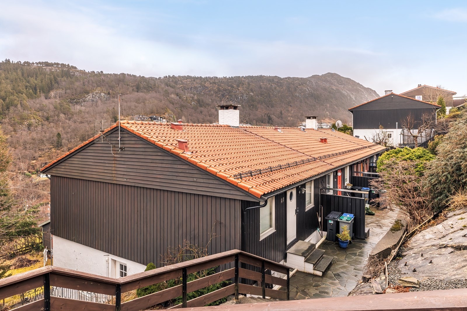 Boligen har adkomst via trapp fra Lerums vei. Galleribilde