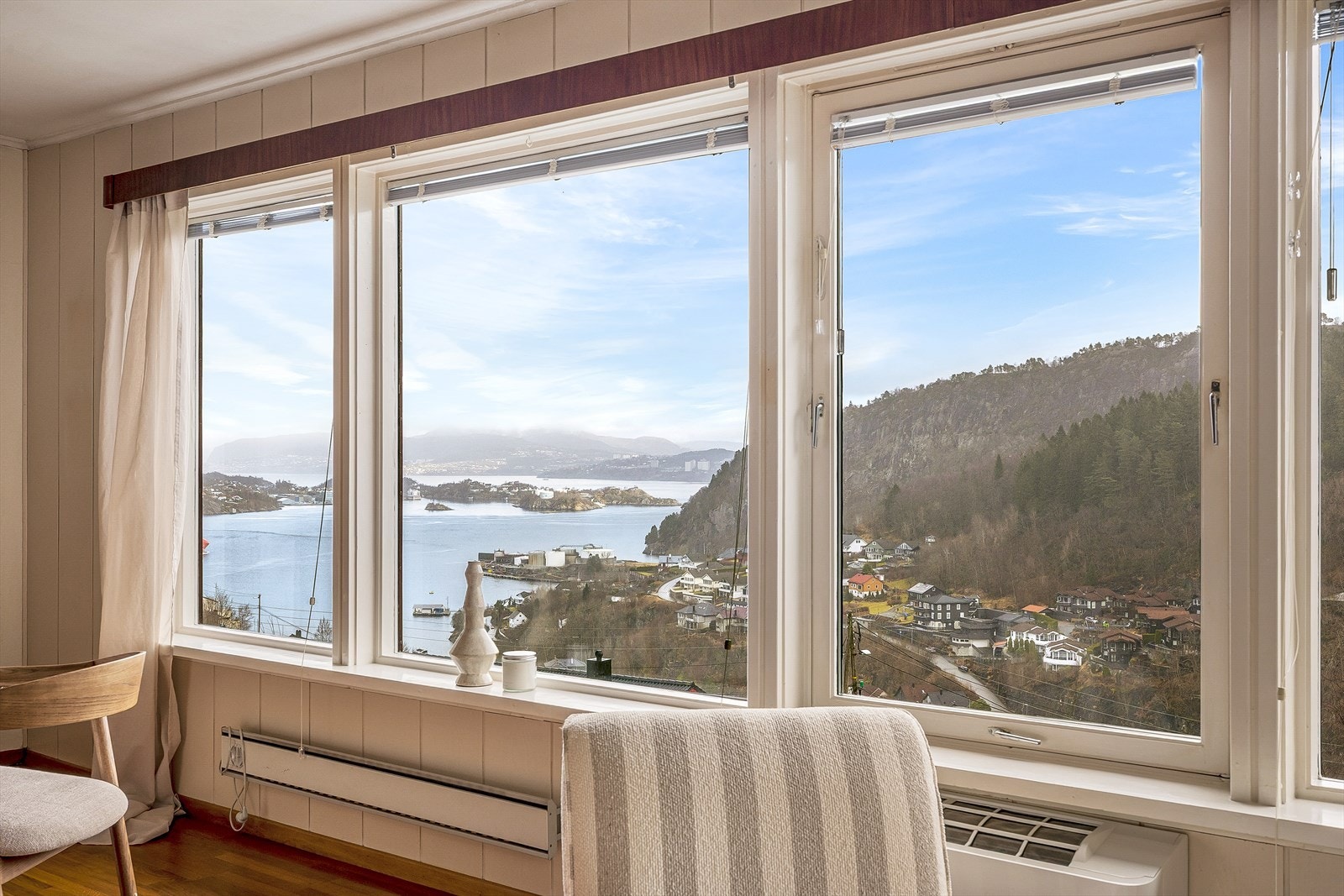 Fra boligen har man en flott utsikt over sjøen og fjell Galleribilde