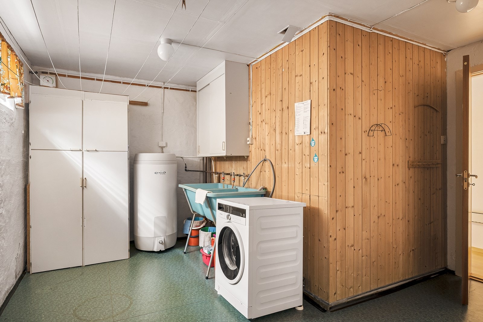Boligen har et romslig vaskerom på ca. 12 m², med god plass til både vask, tørk og praktisk oppbevaring.
Direkte inngang til 2 boder via vaskerommet Galleribilde