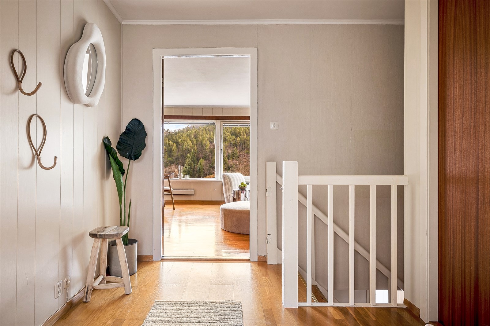 Lys og romslig gang med trapp ned til under etasjen. Galleribilde