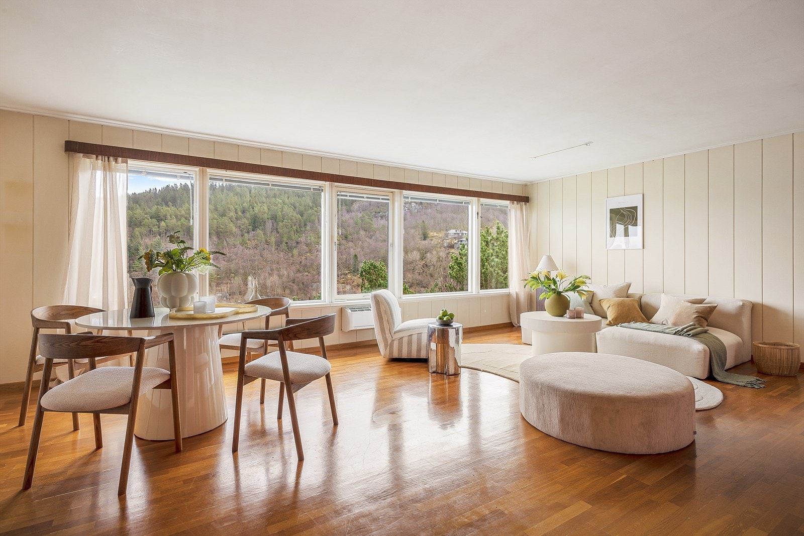 Stuen er på hele 34 m² og har svært god plass til både romslig sofagruppe og spisegruppe. Galleribilde