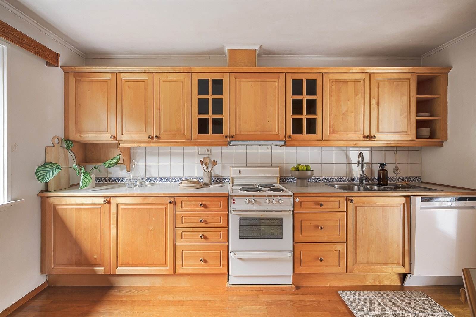 Kjøkkenet har rikelig med skap- og benke plass Galleribilde