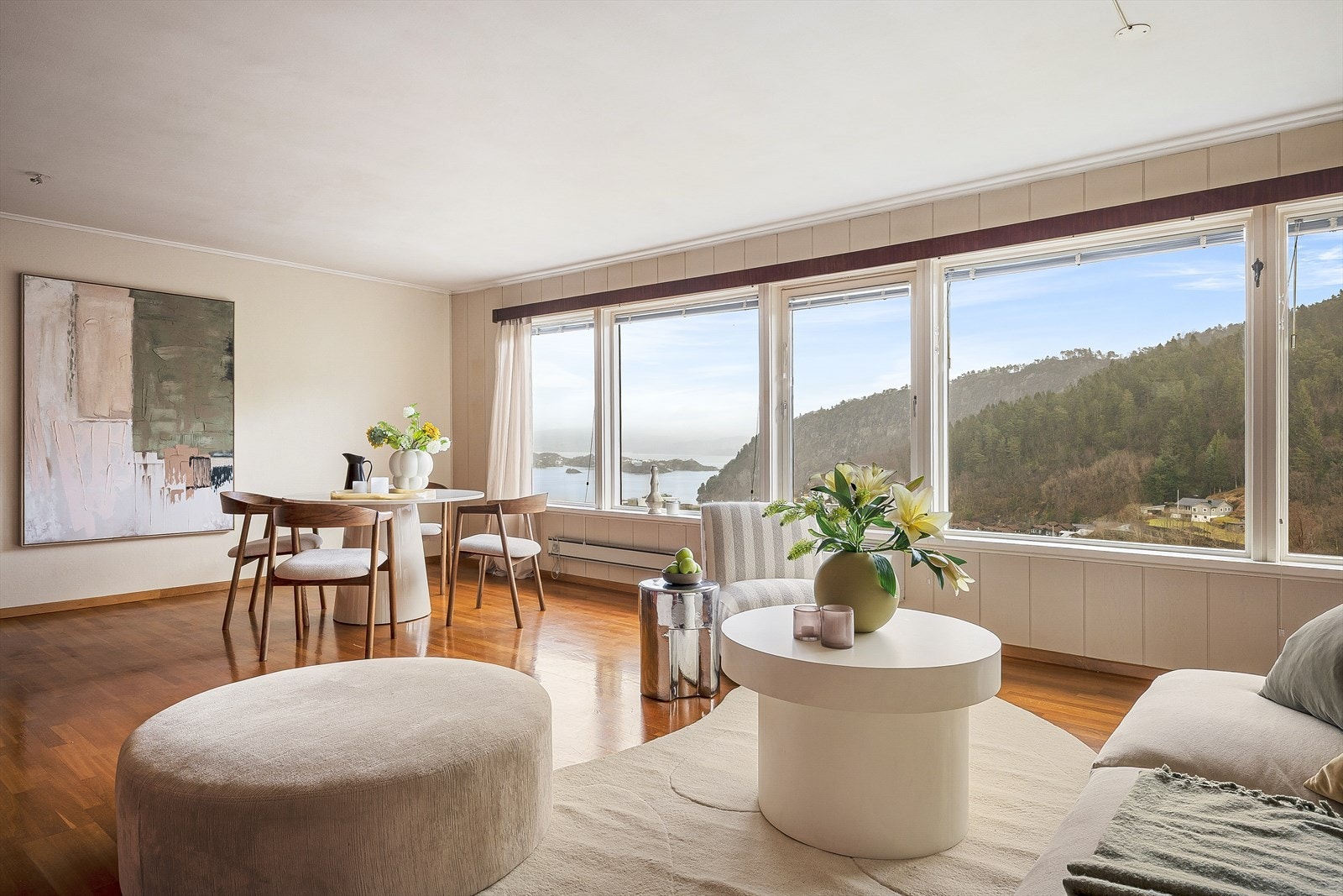 EiendomsMegler 1 v/ Janne Haugland har gleden av å presentere Lerums vei 23. Foto: Mood Foto v/ Trude Pedersen Galleribilde