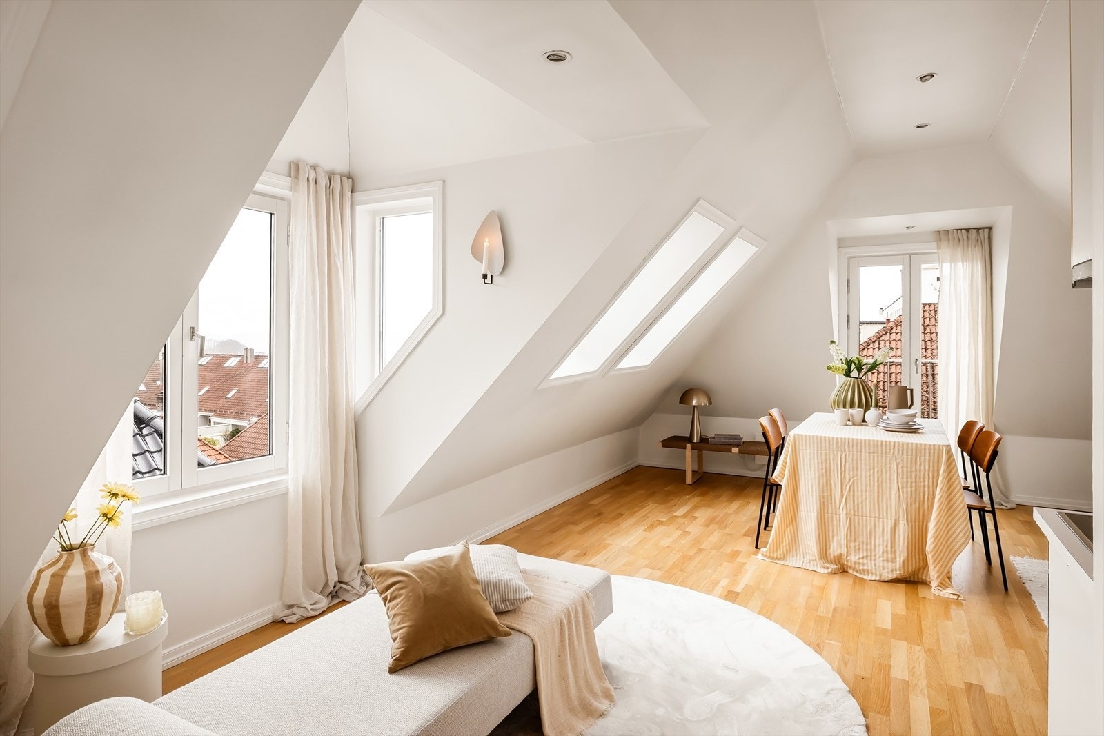 - Loftet har en unik utforming som gir leiligheten et særpreg - Galleribilde