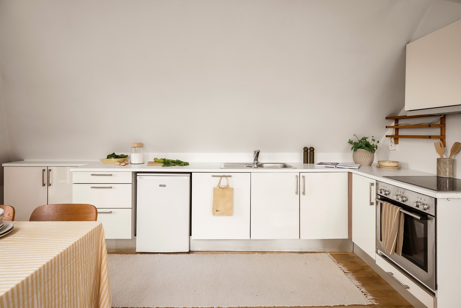 - Tidløs kjøkkeninnredning med slette fronter og benkeplate av laminat - Galleribilde