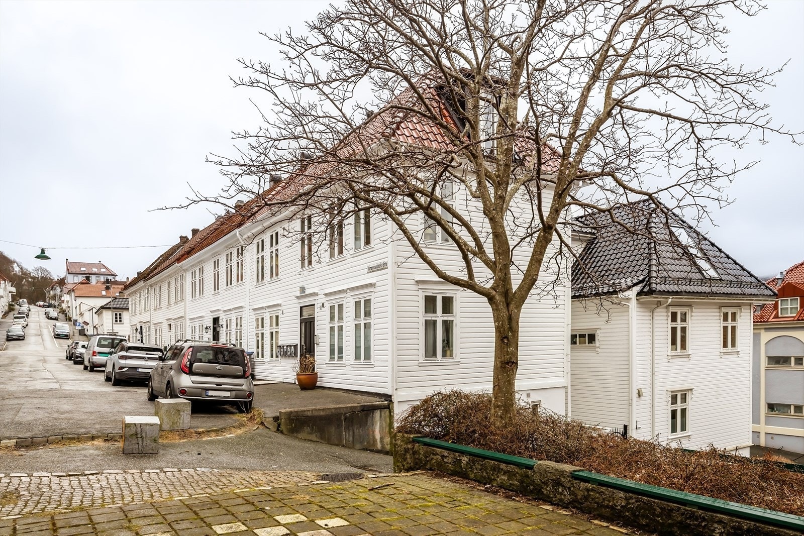 - Leiligheten ligger i en rolig blindgate, omkranset av brosteinsbelagte gatetun og sjarmerende Bergenshus - Galleribilde