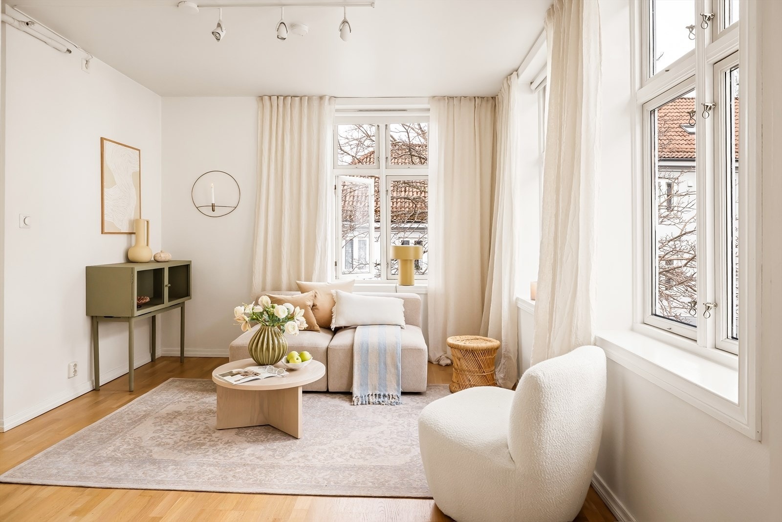 - De store vindusflatene gir godt med lysinnslipp fra to himmelretninger - Galleribilde