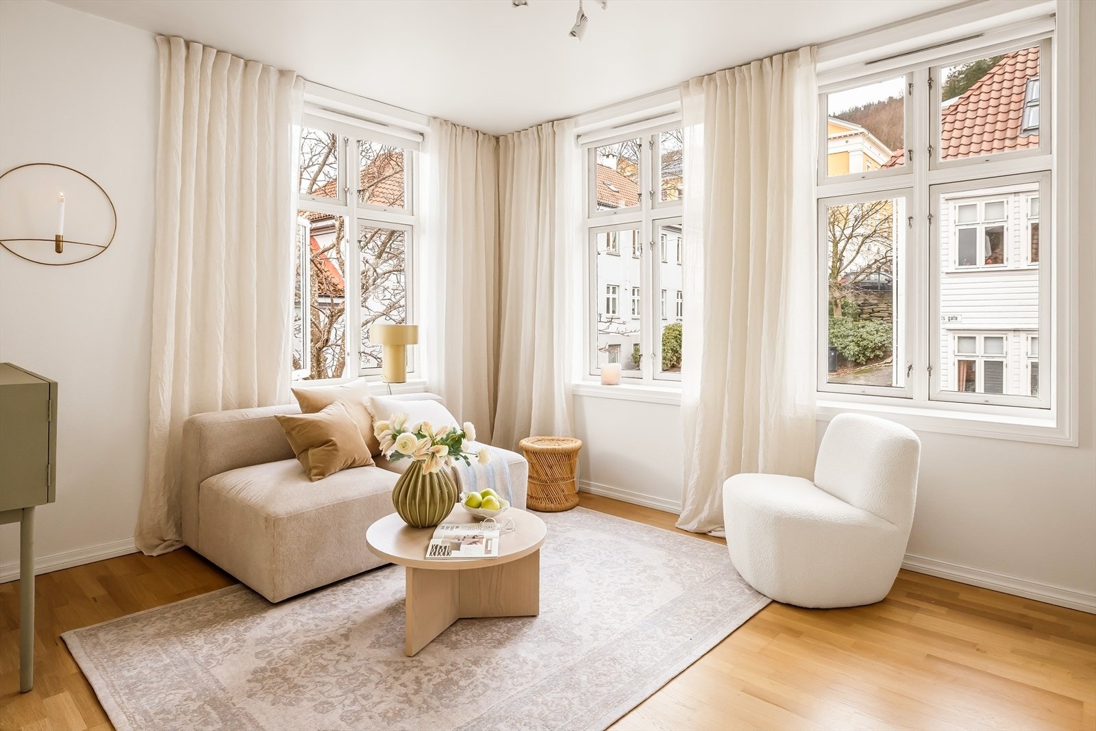 - Leiligheten er malt i lyse fargetoner som gjør det enkelt å sette sitt eget preg - Galleribilde