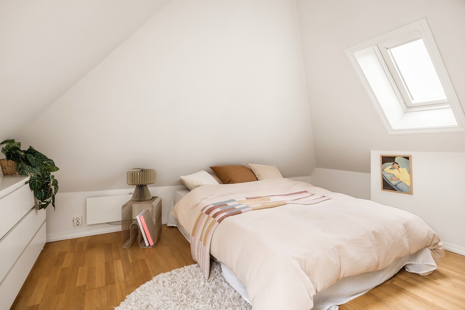 - Dette rommet måler 8,7 m² og er i dag innredet som soverom (ikke godkjent for varig opphold, jf. byggetegninger) - Galleribilde