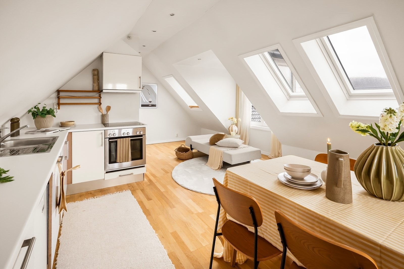 - Et praktisk og sosialt rom hvor man kan invitere venner til et herlig måltid - Galleribilde