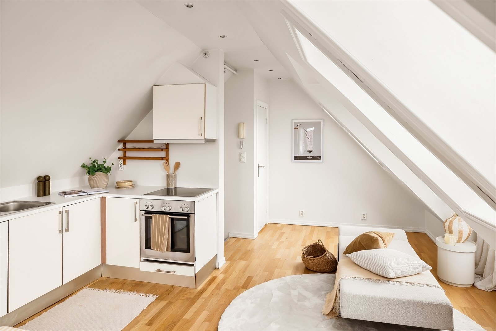 - Takvinduene gir godt med lys og bidrar til en luftigere romfølelse - Galleribilde