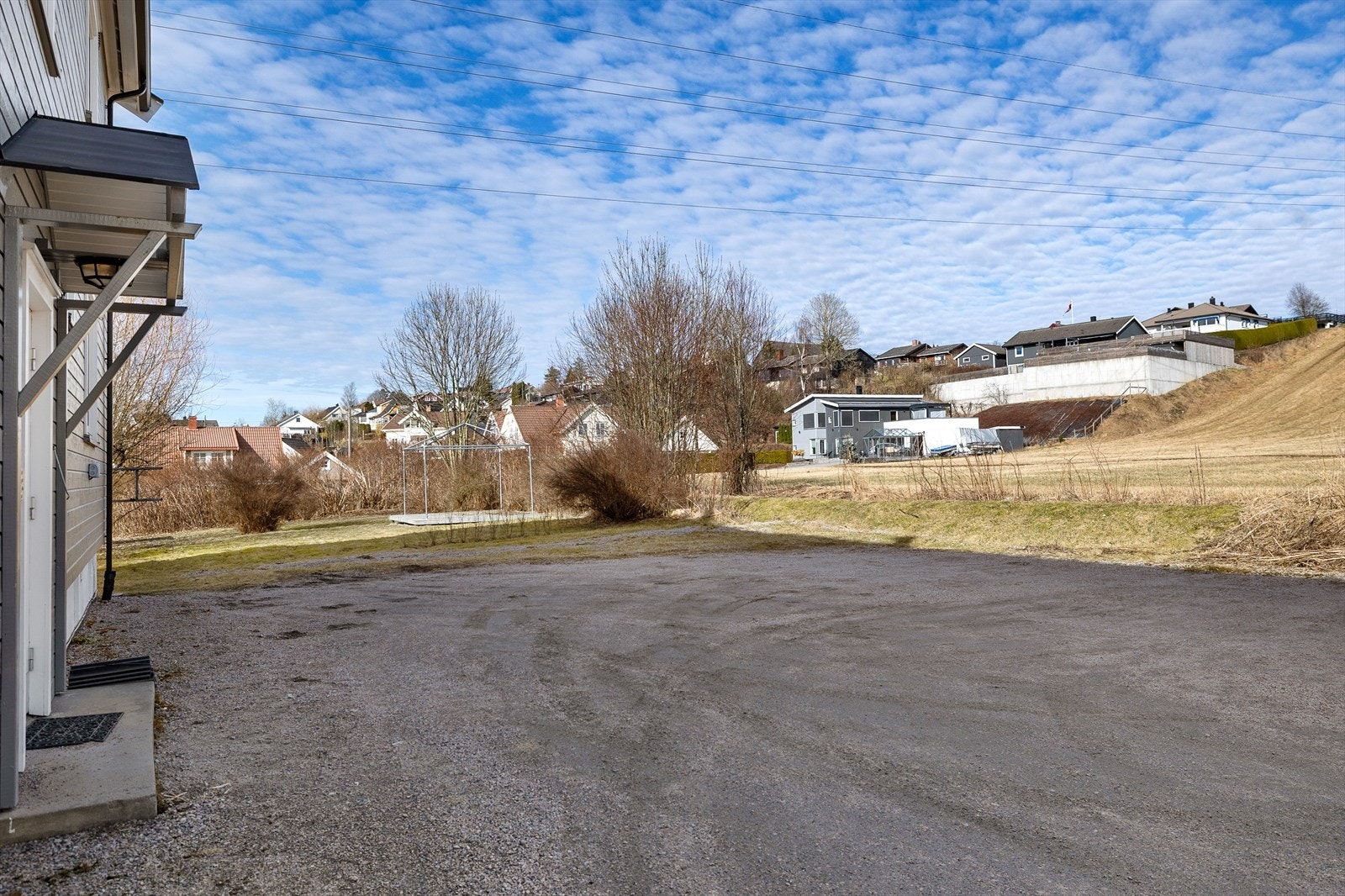 Hver leilighet har 2 parkeringsplasser til disp. ifølge styret. Galleribilde