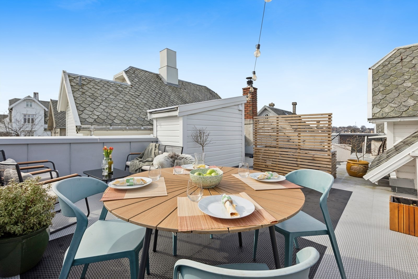 Nyt lange soldager i godt selskap, eller alene med en god bok. Galleribilde