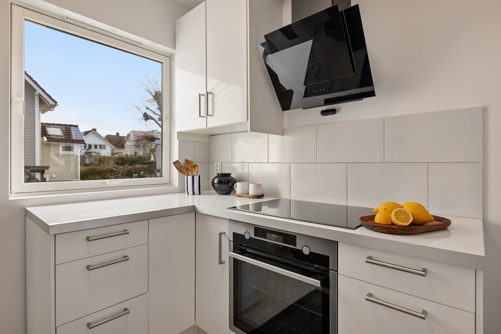 Her har en alt en måtte trenge av både skap-, skuff- og benkeplass. Galleribilde