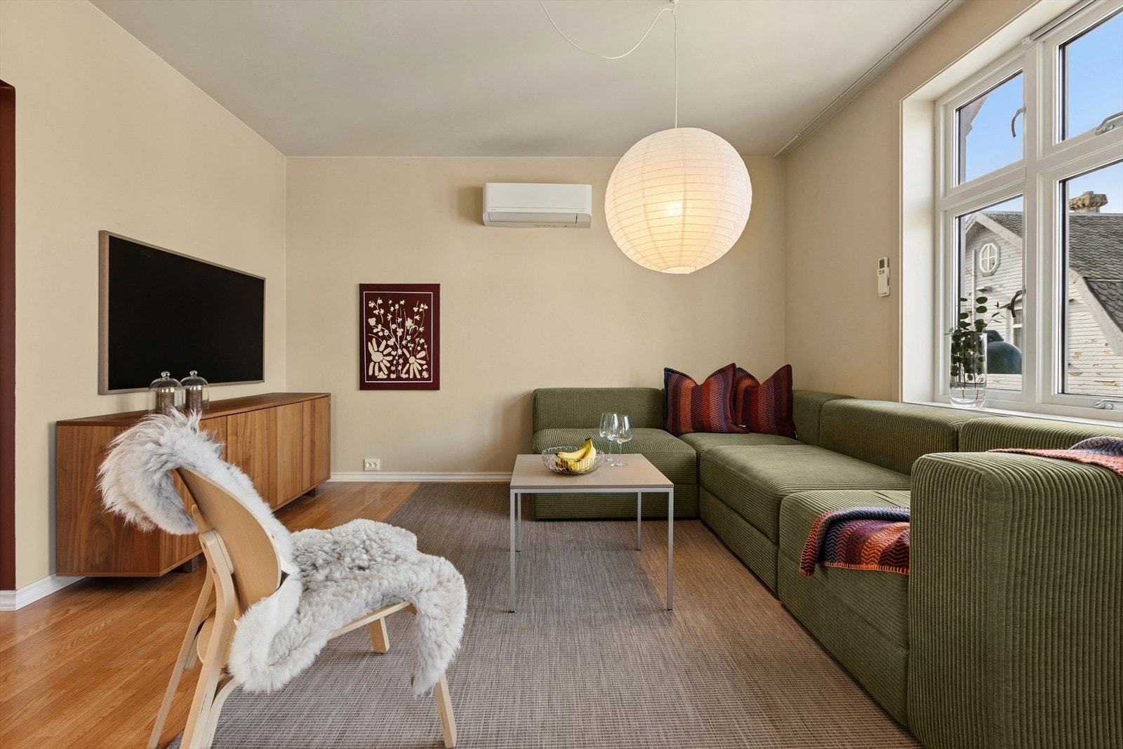 Sofakroken finner fort sin naturlige plass i rommet, og tv-en kan med fordel plasseres mot/på vegg. Galleribilde