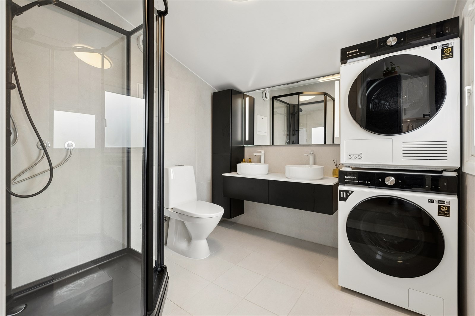 Delikat og moderne bad fra 2022. Flislagte overflater og behagelige varmekabler i gulv. Galleribilde