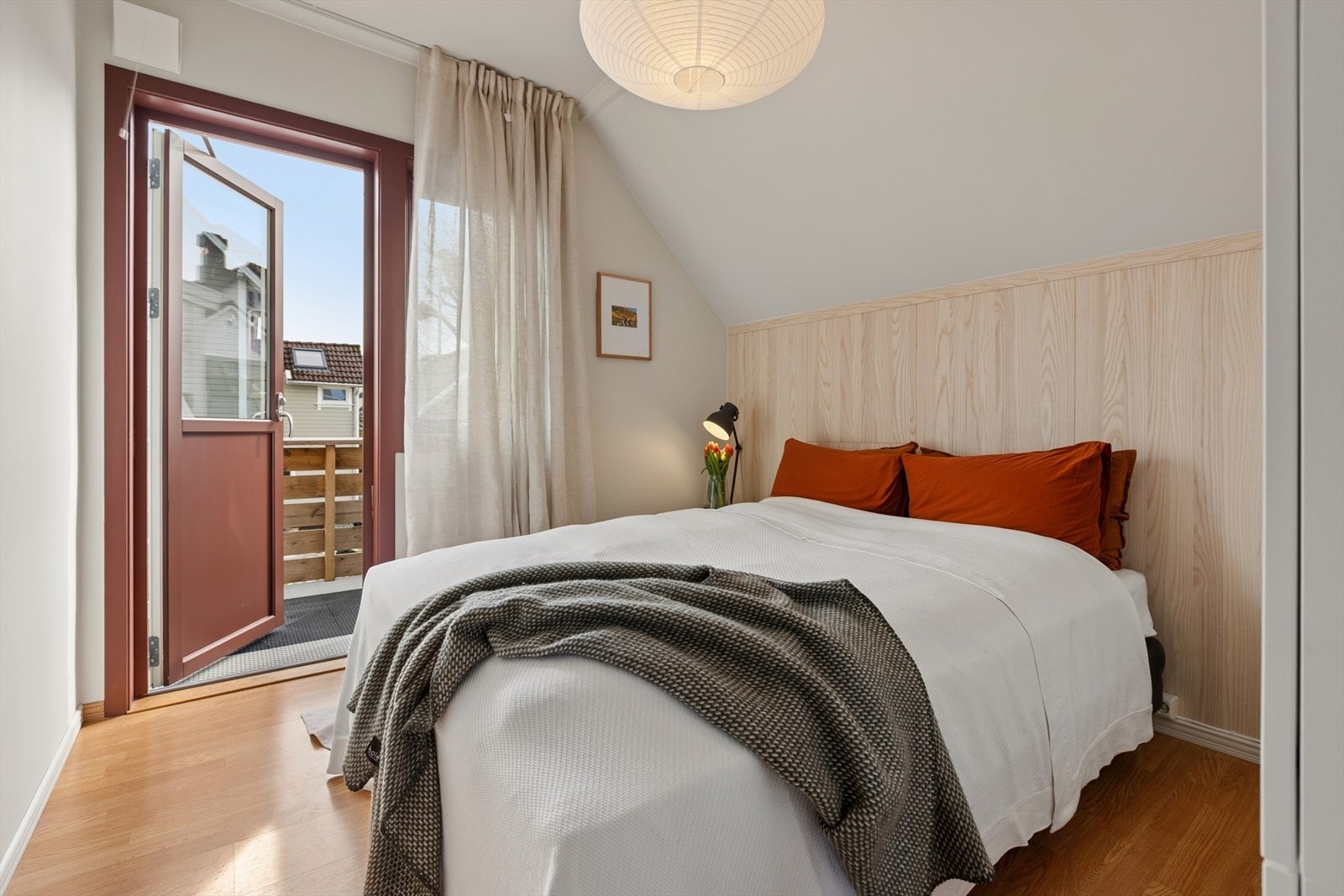 Fra soverommet er det videre utgang til en flott balkong med felles takterrasse som deles med en annen leilighet. Galleribilde