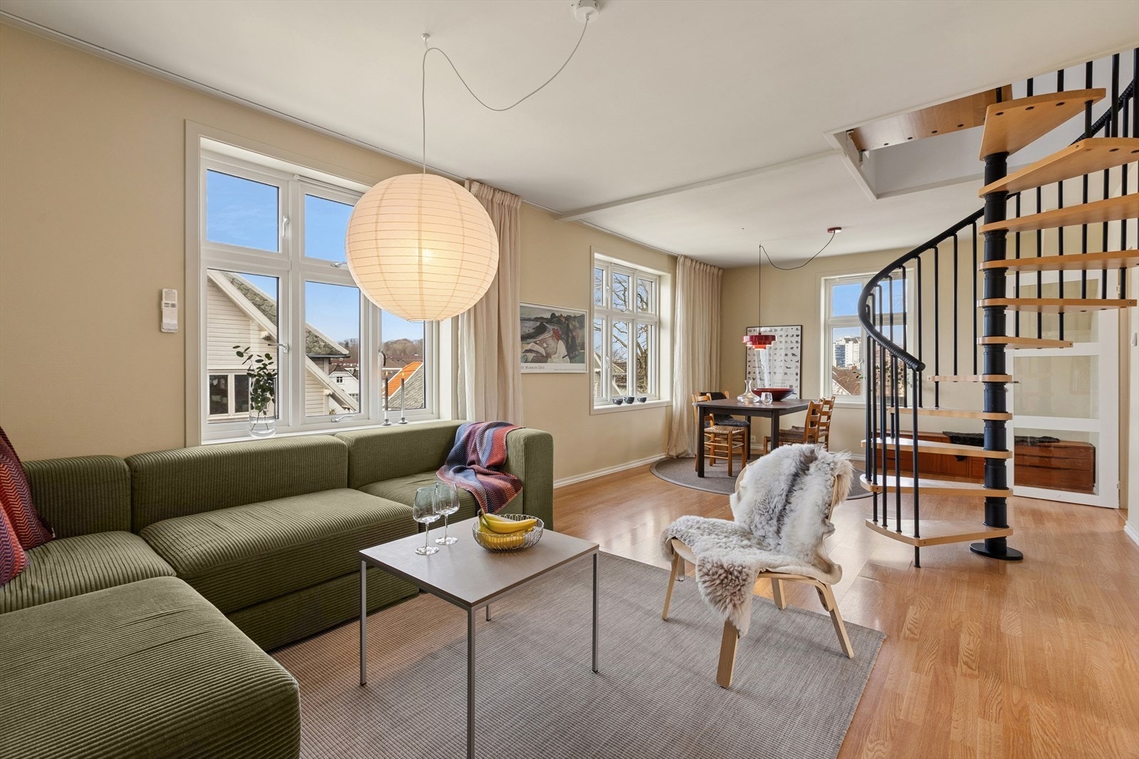 Vi beveger oss videre inn i en lys og innbydende stue. Galleribilde