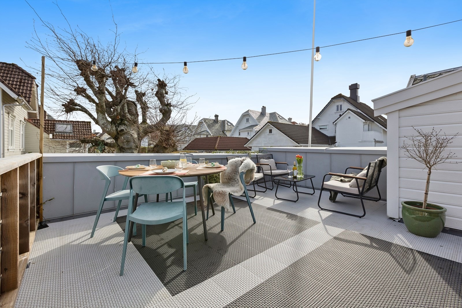 Her ute er det rikelig med plass for utemøblement, grill og annet en måtte ønske. Galleribilde