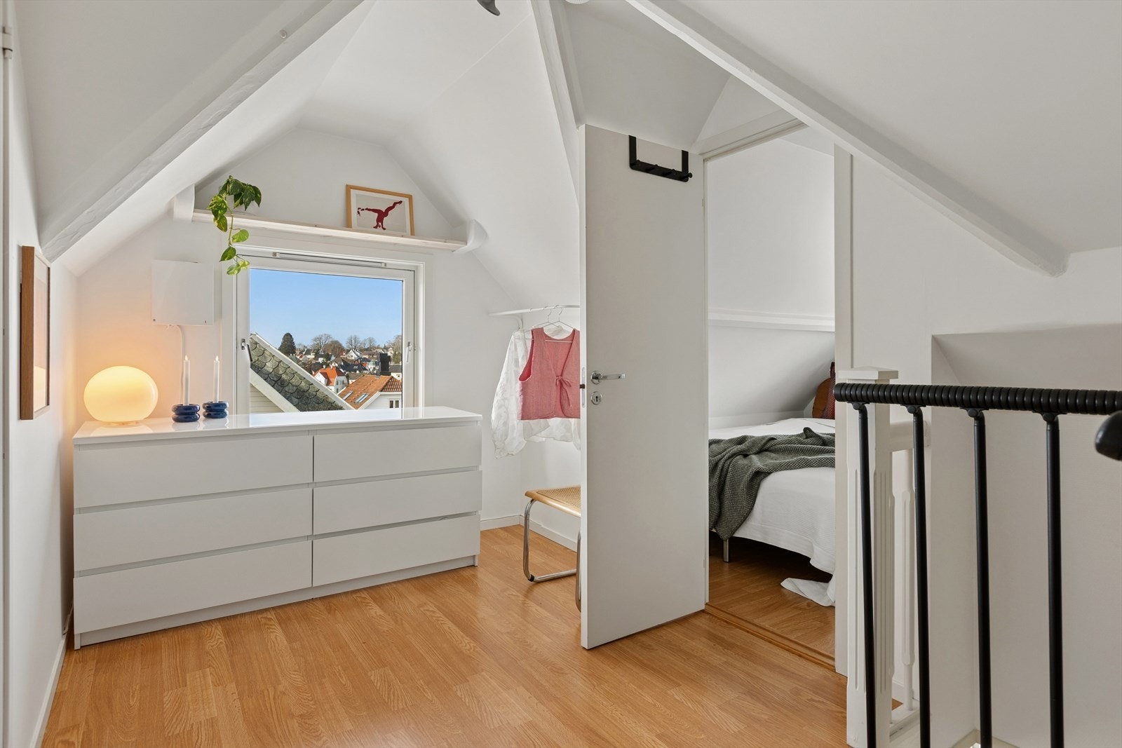 Vi tar trappa og beveger oss opp en etasje. Galleribilde