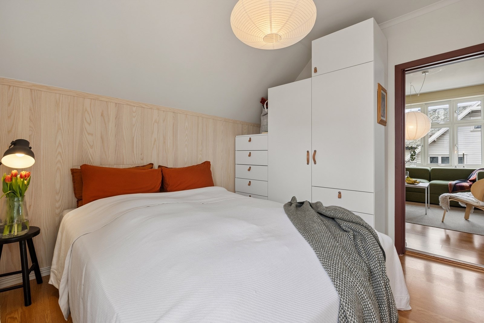 Hovedsoverommet er romslig og byr på god plass for dobbeltseng, nattbord og gode garderobeløsninger. Galleribilde