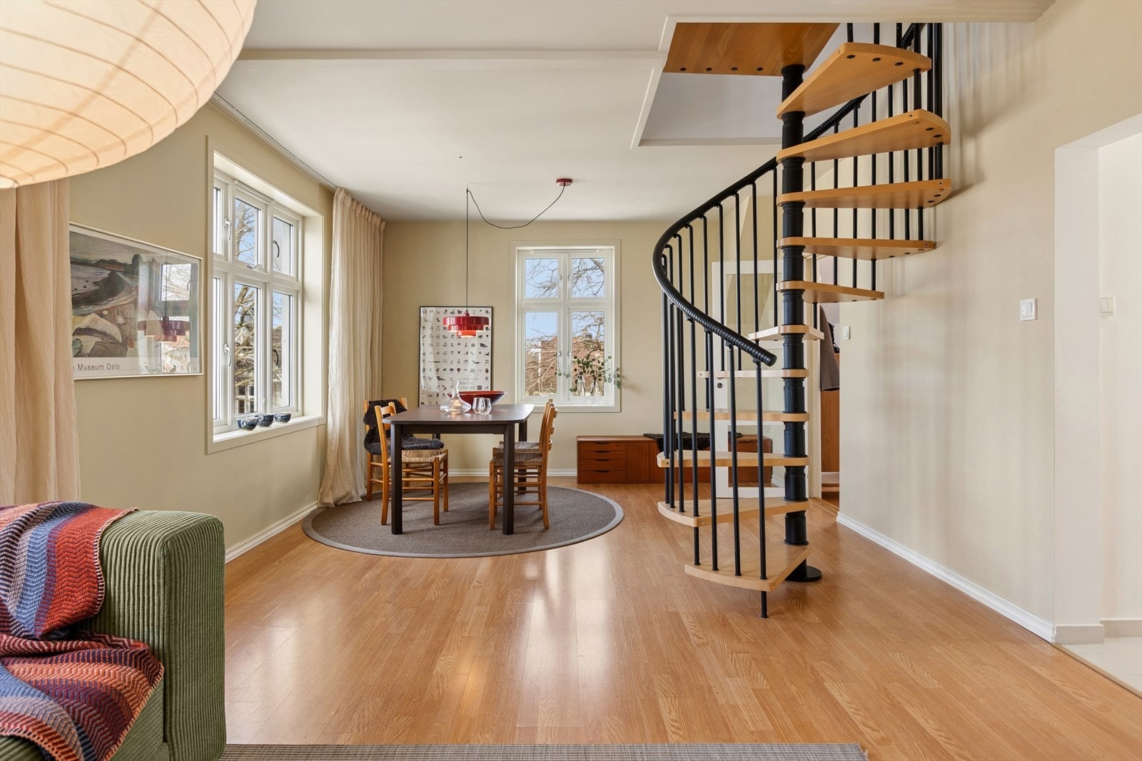 Gode vindusflater sørger for at rommet får godt med naturlig lys. Galleribilde