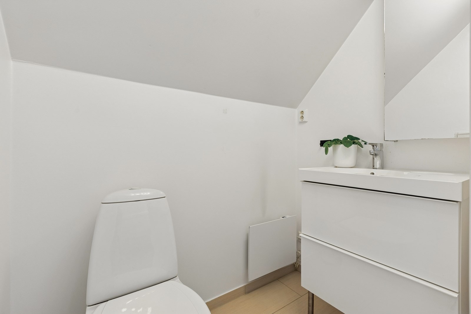 Separat wc-rom i tilknytning til soverommene i leilighetens andre etasje. Galleribilde