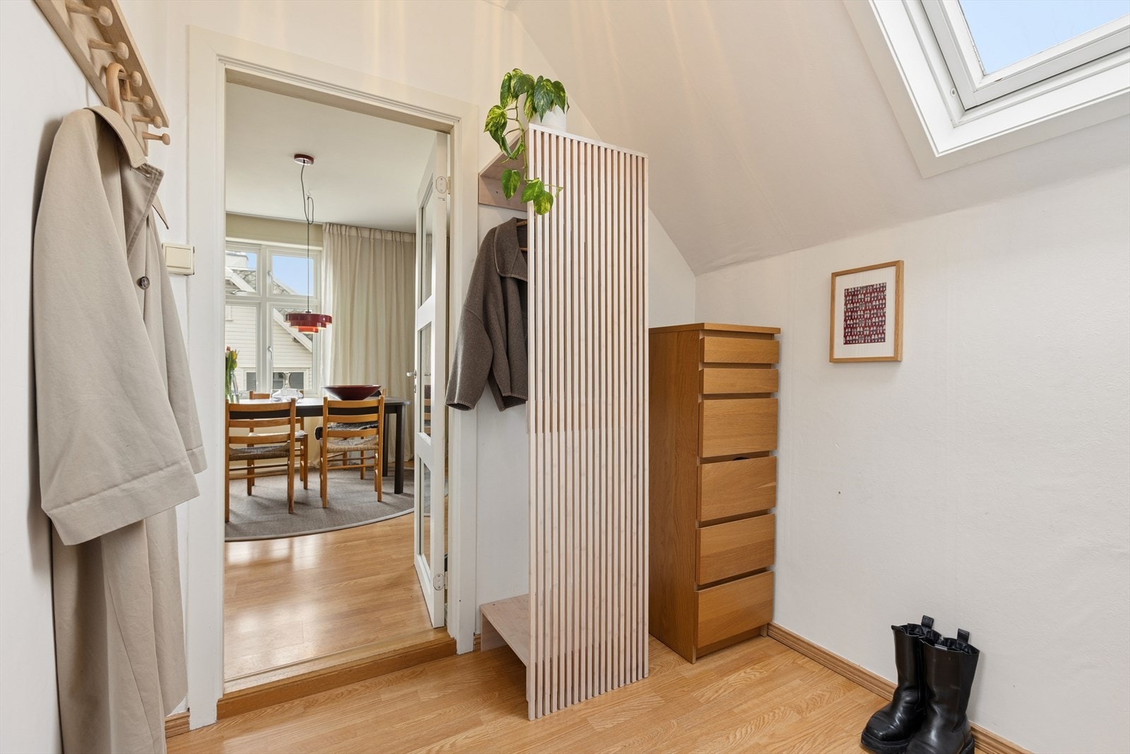 Velkommen inn! Lys og hyggelig entré med plass for smarte garderobe- og opphengsløsninger. Galleribilde