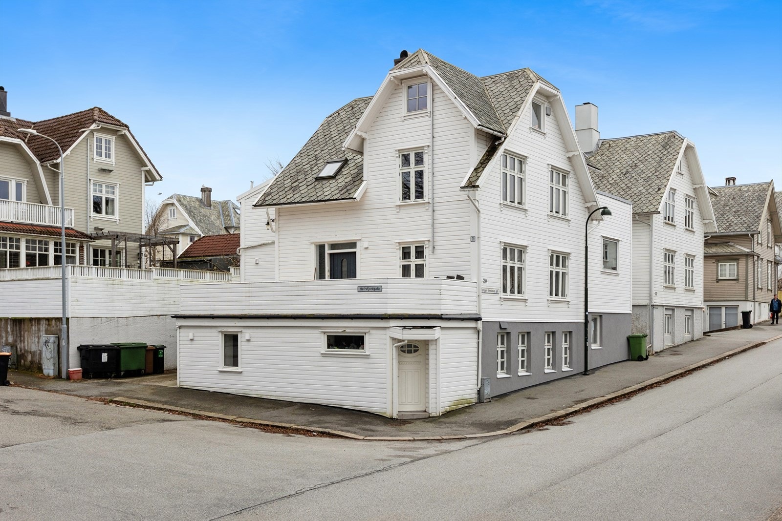 Boligen ligger attraktivt til i et sentralt og ettertraktet boligområde på Våland, like utenfor Stavanger sentrum. Her bor du med kort vei til alle byens fasiliteter, samtidig som nærområdet byr på gode skoler, barnehager og flotte turområder. Galleribilde