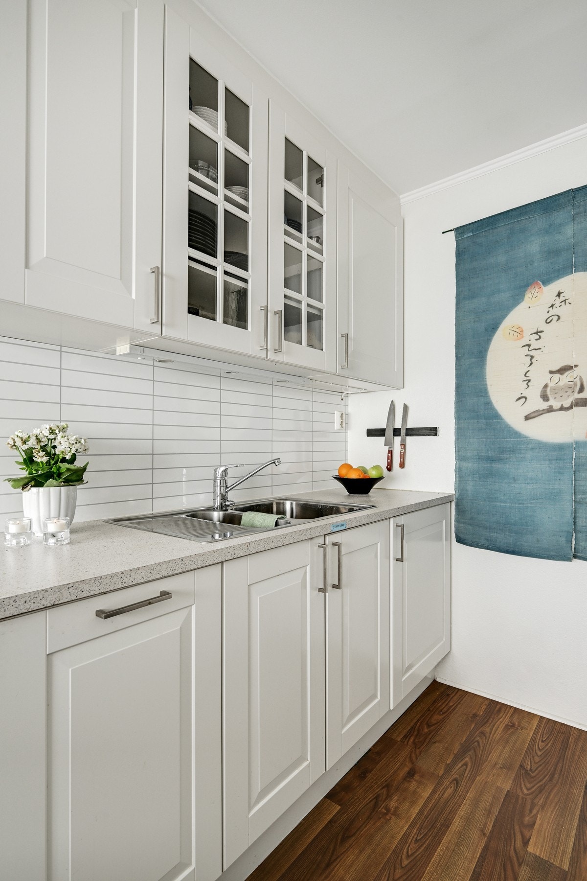Kjøkkenet består av en lys og delikat innredning. Her har man plass til det man trenger Galleribilde