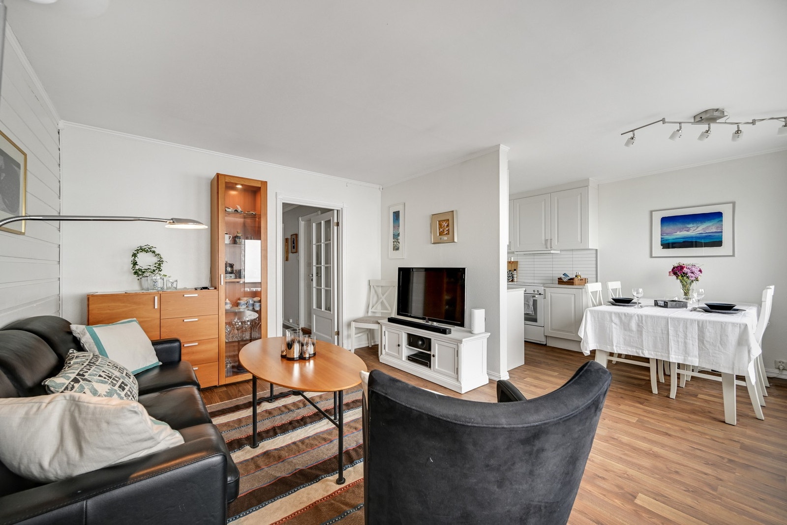 Stuen er lys og trivelig med vegger og tak i hvitt. Her kan man innrede med sofa og tv-bord, for å lage en hyggelig og sosial sone Galleribilde