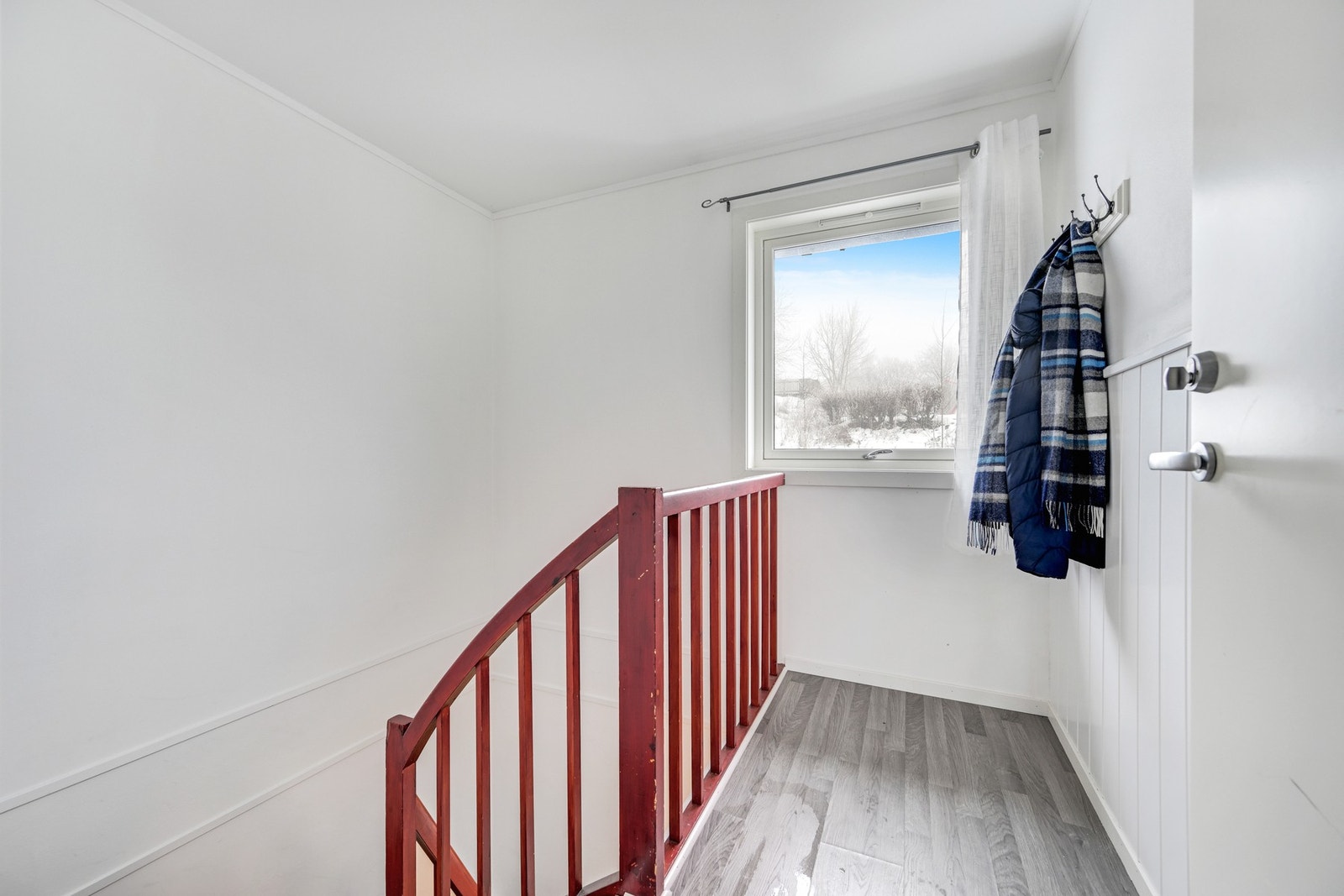 I trappeoppgangen har man mulighet til å benytte seg av inngangspartiet til å sette fra seg sko og henge opp jakker Galleribilde
