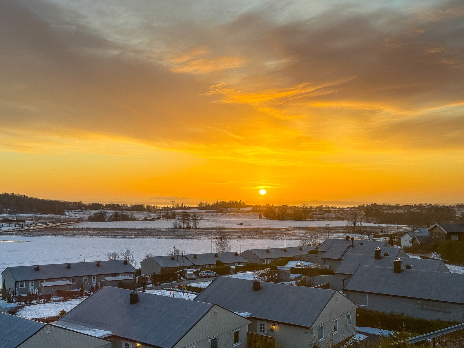 Nydelig utsikt over de landlige omgivelsene. Fantastiske forhold når solen står opp bak Langøya Galleribilde