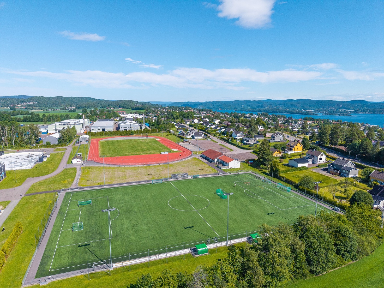 Hvitstein er et eldorado for de aktive, med blant annet friidrett, fotball, skøytebane, svømmehall, skatepark og volleyballbane i umiddelbar nærhet Galleribilde