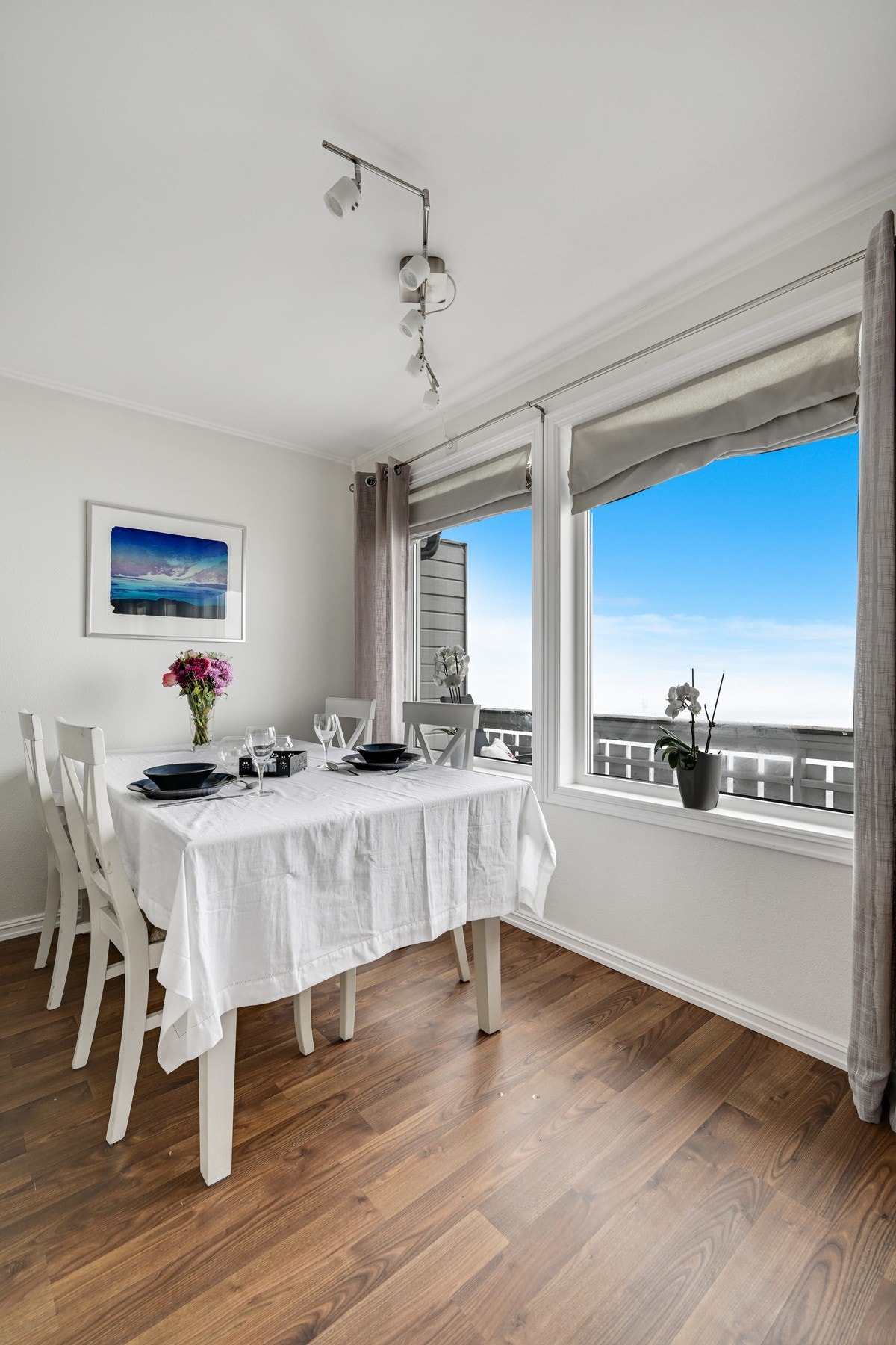 Det er god plass til et spisebord hvor måltider kan nytes med fin utsikt over jordene Galleribilde