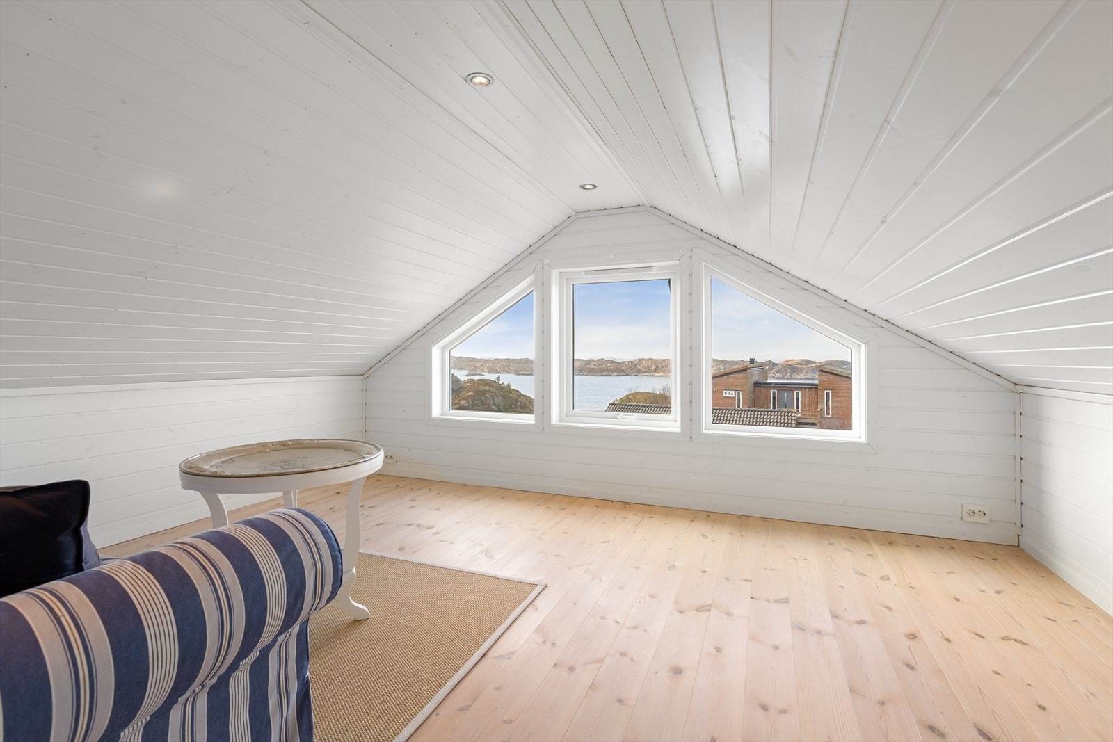 Videre oppe er det innredet med stue og et soverom. Dette er ikke godkjent til varig opphold. Galleribilde