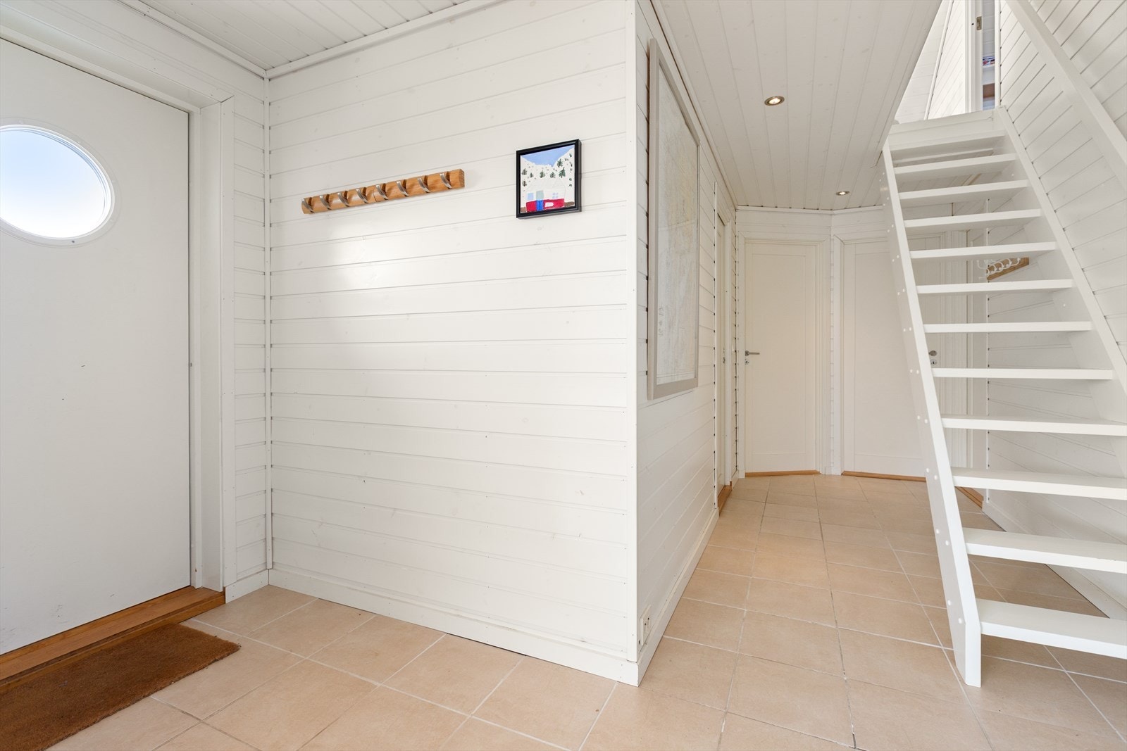 Velkommen inn! Romslig og åpen gang. Galleribilde