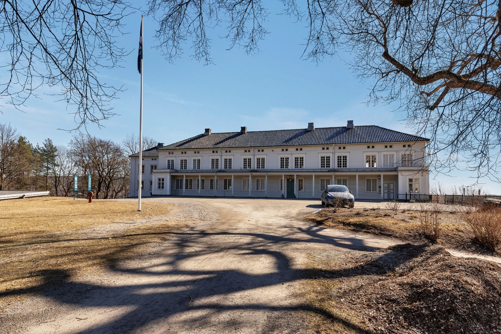 Linderud gård ligger i gangavstand, noe som gir enkel tilgang til både kultur, grøntområder og hyggelige turmuligheter. Galleribilde